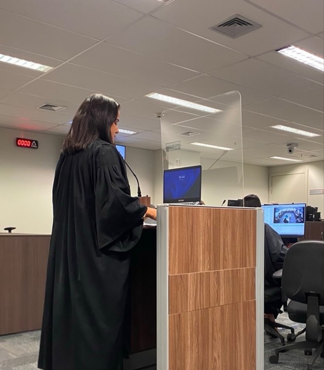 Dra. Josiane Moura de toga, em pé à tribuna durante audiência