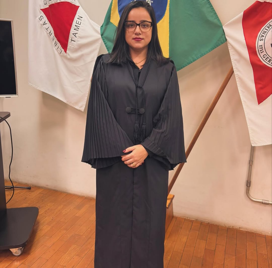 Dra. Josiane Moura no escritório de advocacia criminal em Itaúna/MG